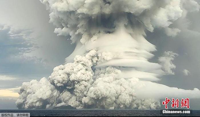 2022年1月19日消息，近日，从海上拍摄到的汤加火山爆发的更多震撼画面公布。这组由拉丁美洲通讯社（Latin America News Agency）公布的照片中显示，火山喷出大量烟雾和火山灰不断向海岛上方和外侧蔓延。这次爆发还引发了海啸，对太平洋沿岸多个国家地区都产生了影响。　从最新发布的卫星照片也可以看出，汤加目前几乎都被火山灰覆盖，原本蓝绿色地面变成了黑灰色。