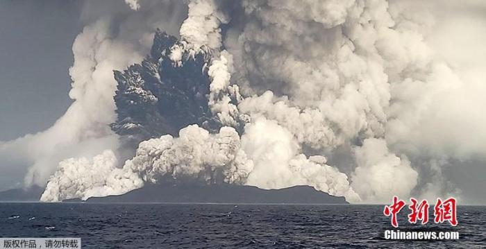 近日，从海上拍摄到的汤加火山爆发的更多震撼画面公布。这组由拉丁美洲通讯社（Latin America News Agency）公布的照片中显示，火山喷出大量烟雾和火山灰不断向海岛上方和外侧蔓延。这次爆发还引发了海啸，对太平洋沿岸多个国家地区都产生了影响。　从******发布的卫星照片也可以看出，汤加目前几乎都被火山灰覆盖，原本蓝绿色地面变成了黑灰色。