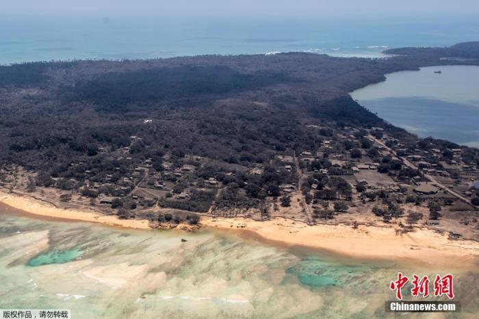 当地时间1月17日，由新西兰国防军提供的航拍照片显示，汤加近海岸地区遭损毁，火山灰覆盖了建筑和植被。