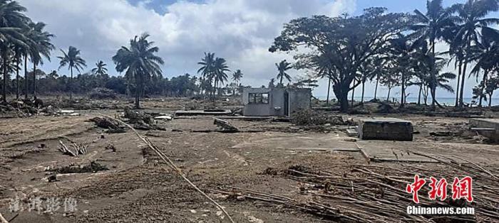 当地时间2022年1月19日，汤加首都努库阿洛法照片公布满目疮痍。汤加首都国际机场被火山灰覆盖，仍未具备正常通航条件。沿海地区受海啸影响严重，建筑和道路都遭到不同程度破坏，部分道路无法通车。
图片来源：澎湃影像