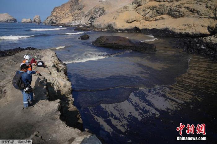 当地时间1月18日，秘鲁Callao，工作人员检查海滩受污染情况。