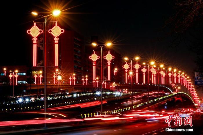 1月20日，浓郁中式风情的“中国结”点亮北京长安街木樨地桥。 中新社记者 盛佳鹏 摄