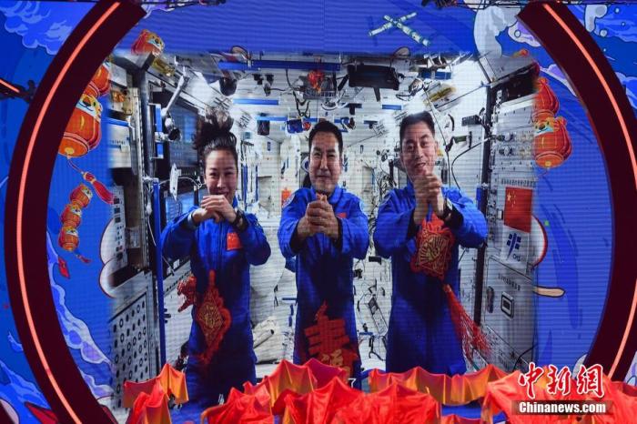神舟十三号的3名航天员录制视频向全球华侨华人送上新春祝福。 杨华峰 摄