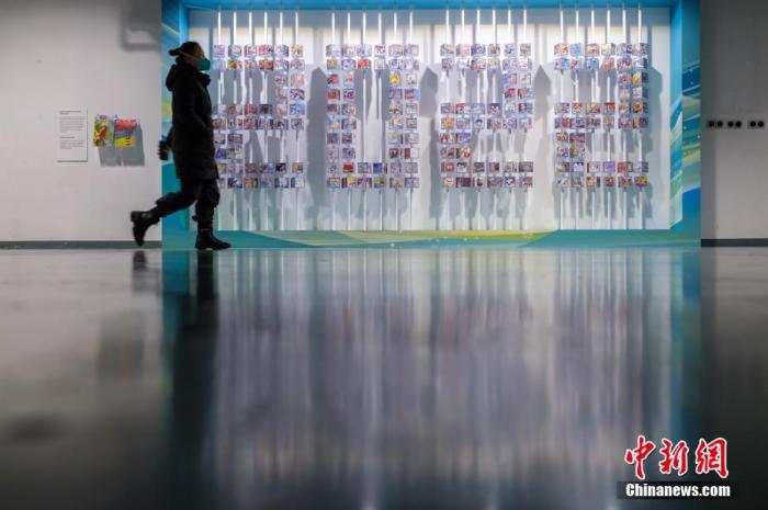 1月24日，北京2022年冬奥会主媒体中心正式进入24小时运行，将为全球媒体记者带来精准服务。图为主媒体中心内一处由青少年绘画作品组成的“2022”标识。 <a target='_blank' href='/'>中新社</a>记者 何蓬磊 摄
