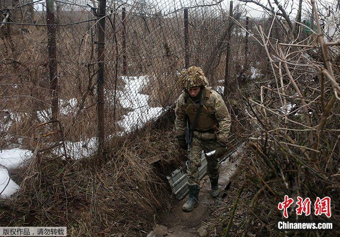 资料图：2022年1月10日，在乌克兰东南部的顿涅茨克地区，一名乌克兰士兵正在巡逻。