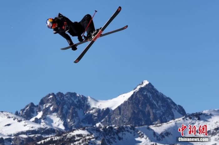 2022年1月9日，谷爱凌在21/22自由式滑雪世界杯美国猛犸山站夺得坡面障碍技巧亚军。图片来源：视觉中国