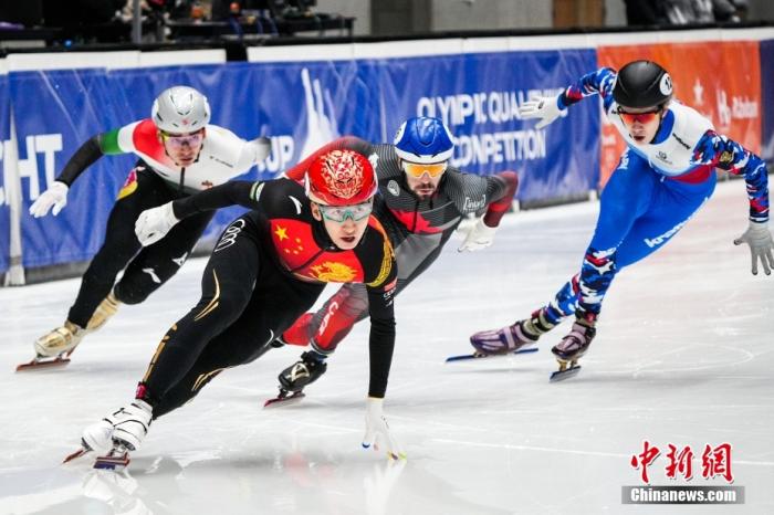 2021年11月27日，荷兰多德雷赫特，21/22短道速滑世界杯上，武大靖在比赛中。图片来源：视觉中国