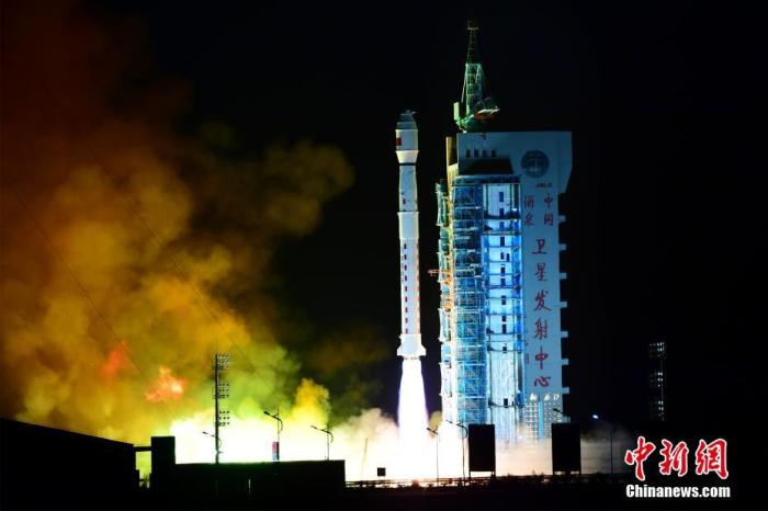 北京时间2022年1月26日7时44分，中国在酒泉卫星发射中心用长征四号丙运载火箭，成功将L-SAR 01组A星发射升空。卫星顺利进入预定轨道，发射任务获得圆满成功。该卫星主要用于对地质环境、山体滑坡、地震灾害等进行有效监测。汪江波 摄