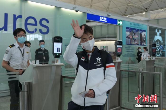 1月27日，朱定文在香港国际机场启程前往北京参加2022年北京冬奥会。<a target='_blank' href='/'>中新社</a>记者 陈永诺 摄