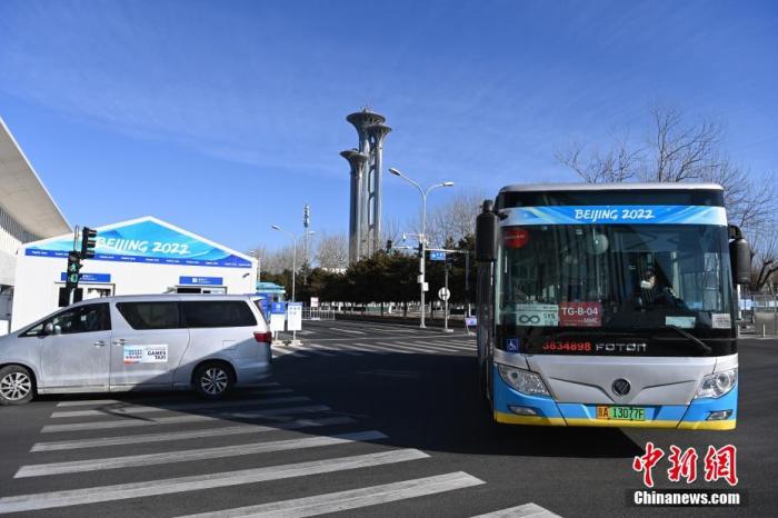 1月28日，媒体班车穿梭在驻地与2022年北京冬奥会和冬残奥会主媒体中心之间。 <a target='_blank' href='/'>中新社</a>记者 毛建军 摄