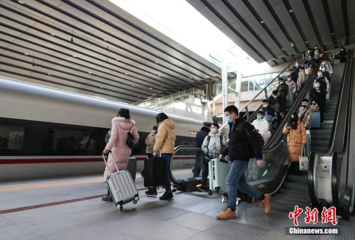 1月28日，旅客在北京西站进站乘车。随着春节临近，铁路部门迎来节前客流高峰。 <a target='_blank' href='/'>中新社</a>记者 贾天勇 摄