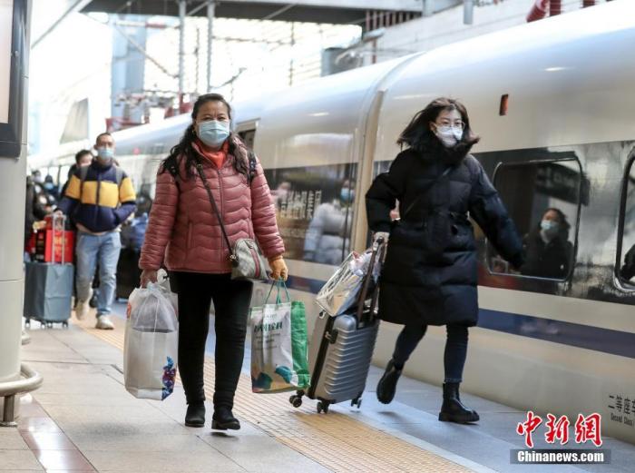 资料图：旅客在北京西站进站乘车。 <a target='_blank' href='/'>中新社</a>记者 贾天勇 摄