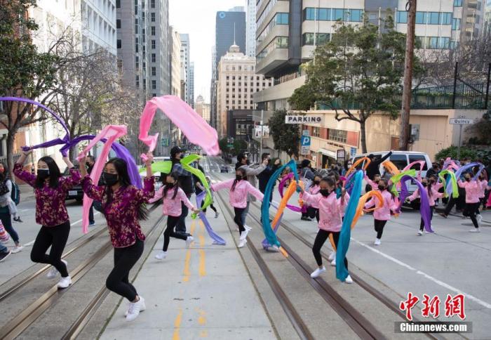 當?shù)貢r間1月29日,，一場小型農歷新年巡游在美國舊金山唐人街舉行,。<a target='_blank' >中新社</a>記者 劉關關 攝