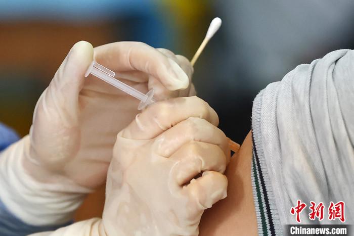 資料圖：江囌南京，中學生接種新冠病毒疫苗。 中新社記者 泱波 攝