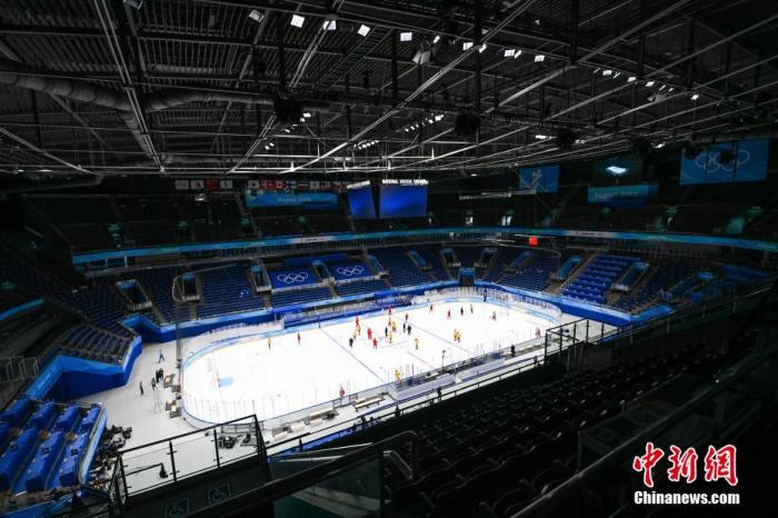 2月1日，北京，中国男子冰球队在国家体育馆进行训练，备战北京冬奥会。 <a target='_blank' href='/'>中新社</a>记者 何蓬磊 摄