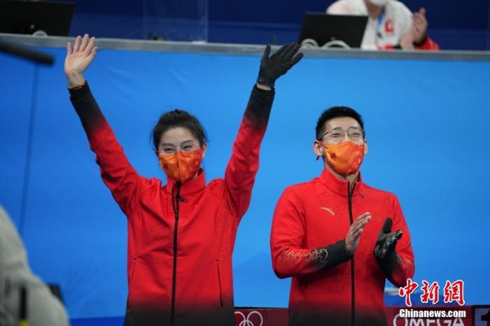 图为中国冰壶队范苏圆(左)向观众挥手致意。 <a target='_blank' href='/'>中新社</a>记者 崔楠 摄 点击进入下一页
