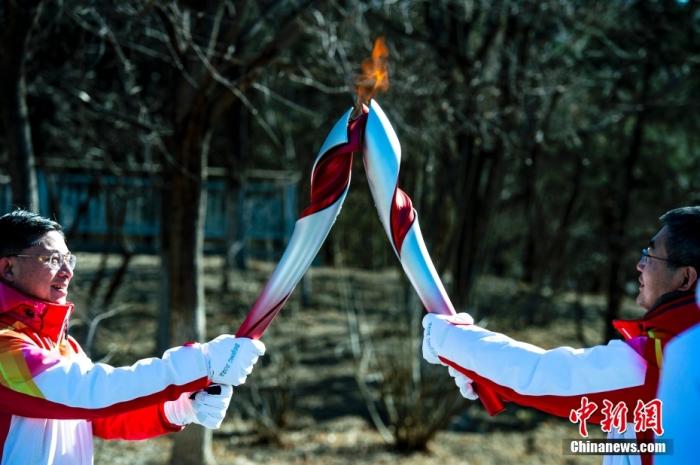 2月2日，北京2022年冬奥会火炬接力在北京奥林匹克森林公园开启。中新社记者 侯宇 摄