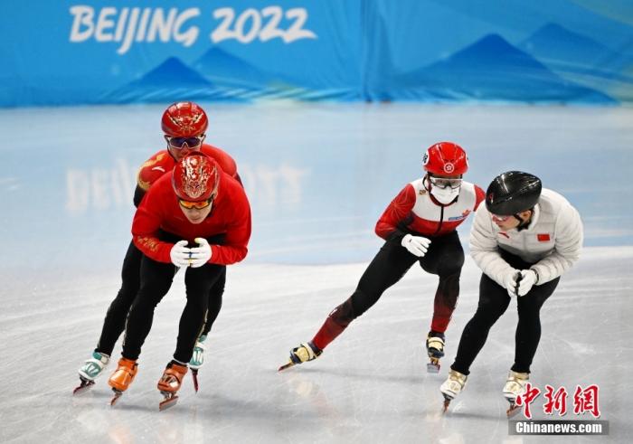 2月2日，中国香港短道速滑选手朱定文(右二)在北京首都体育馆与中国队队员一起进行赛前训练。 <a target='_blank' href='/'>中新社</a>记者 毛建军 摄