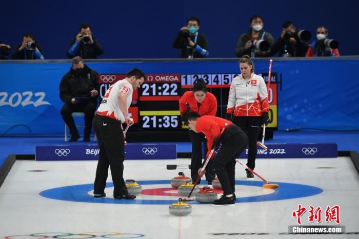 2月2日晚，北京冬奥会冰壶混双循环赛在北京国家游泳中心“冰立方”开赛，中国队7:6战胜瑞士队，迎来开门红。中新社记者 李骏 摄