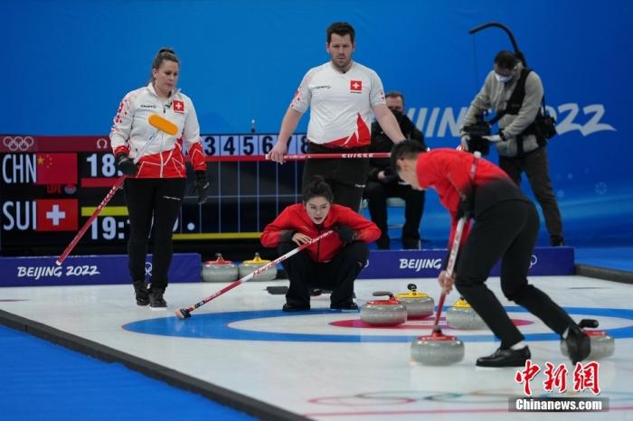 图为中国冰壶选手凌智、范苏圆在比赛中。 <a target='_blank' href='/'>中新社</a>记者 崔楠 摄 点击进入下一页