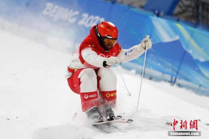 2月3日，中国选手赵洋在比赛中。当日，北京2022年冬奥会自由式滑雪男子雪上技巧资格赛在张家口赛区云顶滑雪公园举行。 <a target='_blank' href='/'>中新社</a>记者 富田 摄 　