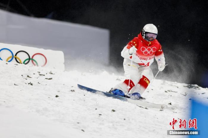 2月3日，中国选手李楠在比赛中。当日，北京2022年冬奥会自由式滑雪女子雪上技巧资格赛在张家口赛区云顶滑雪公园举行。 <a target='_blank' href='/'>中新社</a>记者 富田 摄