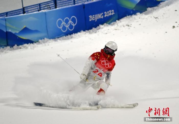 2月3日晚，北京2022年冬奥会首场雪上项目比赛在张家口赛区云顶滑雪公园拉开大幕。图为中国选手李楠现身自由式滑雪女子雪上技巧资格赛。 中新社记者 翟羽佳 摄