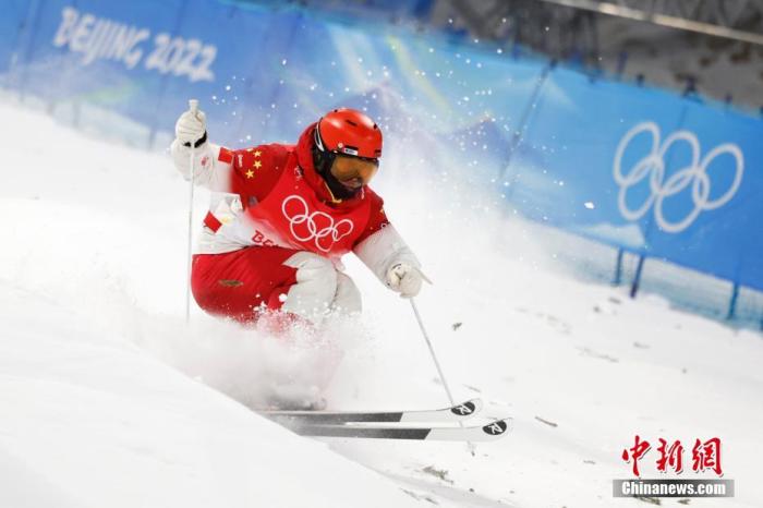2月3日，中国选手赵洋在比赛中。当日，北京2022年冬奥会自由式滑雪男子雪上技巧资格赛在张家口赛区云顶滑雪公园举行。 中新社记者 富田 摄