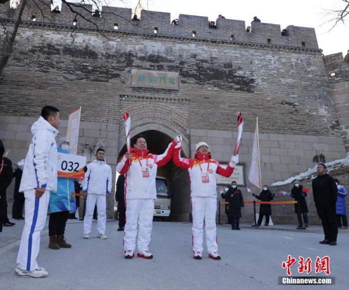 2月3日，北京冬奥会火炬在北京延庆八达岭长城传递。图为第31棒火炬手与第32棒火炬手进行火炬传递。 中新社记者 杨可佳 摄 　