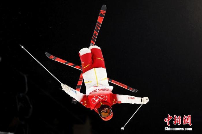 2月3日，中国选手赵洋在比赛中。当日，北京2022年冬奥会自由式滑雪男子雪上技巧资格赛在张家口赛区云顶滑雪公园举行。 <a target='_blank' href='/'>中新社</a>记者 富田 摄