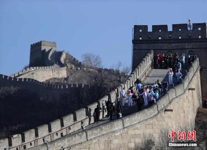 2月3日，北京冬奥会火炬在北京延庆八达岭长城传递。 中新社记者 杨可佳 摄 　 　