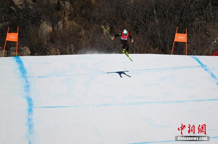 2月3日，北京冬奥会高山滑雪男子滑降项目在位于北京延庆区的国家高山滑雪中心开展第一次官方训练。图为中国选手张洋铭在训练中。 <a target='_blank' href='/'>中新社</a>记者 何蓬磊 摄2