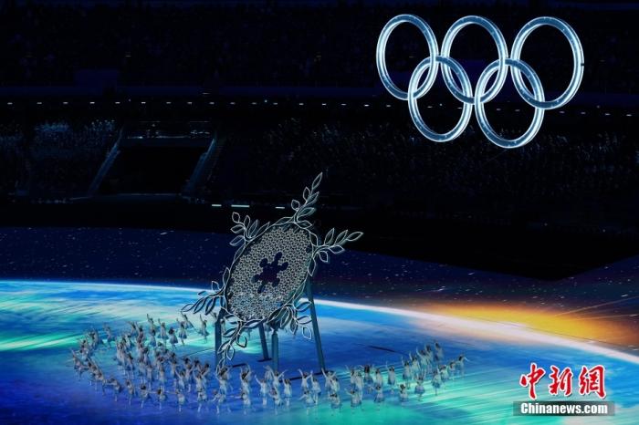 2月4日晚，举世瞩目的北京第二十四届冬季奥林匹克运动会开幕式在国家体育场隆重举行。图为开幕式上的“构建一朵雪花”环节。 <a target='_blank' href='/'>中新社</a>记者 崔楠 摄 　