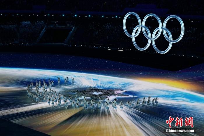 2月4日晚，第二十四届冬季奥林匹克运动会开幕式在北京国家体育场举行。图为开幕式上的“构建一朵雪花”环节。 <a target='_blank' href='http://www.chinanews.com/'>中新社</a>记者 崔楠 摄
