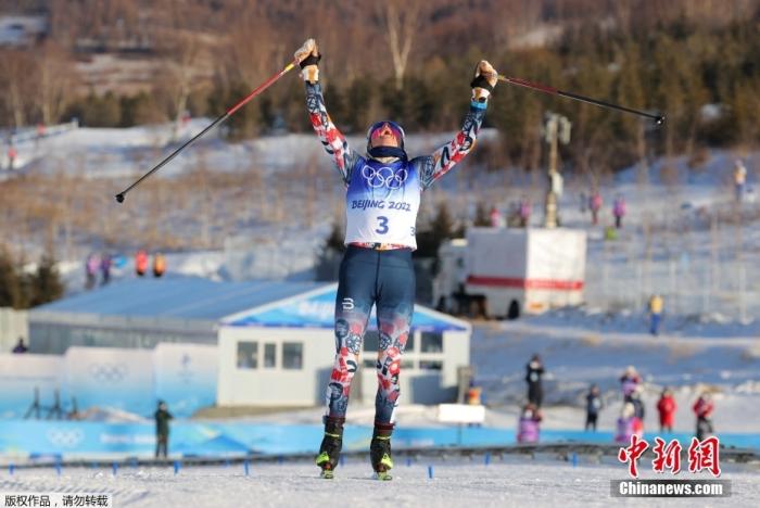 2月5日，北京冬奥会首枚金牌在国家越野滑雪中心诞生。挪威名将约海于格一路领先，以44分13秒7的成绩夺得越野滑雪女子7.5公里传统式+7.5公里自由式双追逐的冠军。