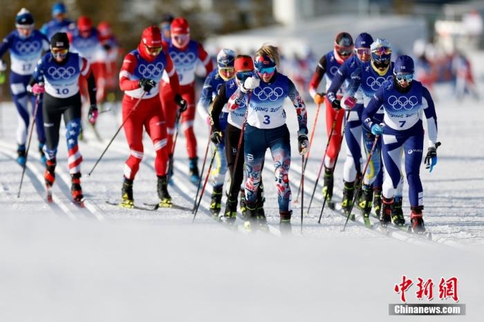 2月5日，北京2022年冬奥会越野滑雪女子双追逐(7.5公里传统技术+7.5公里自由技术)比赛在国家越野滑雪中心举行。 <a target='_blank' href='/'>中新社</a>记者 富田 摄