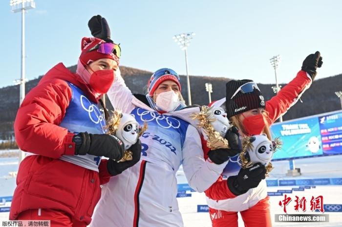 2月5日下午，北京冬奥会首枚金牌在国家越野滑雪中心诞生，在越野滑雪女子7.5公里传统式+7.5公里自由式双追逐比赛中获得前三名的运动员收获了专属定制冰墩墩纪念品。图为运动员手捧冰墩墩庆贺。