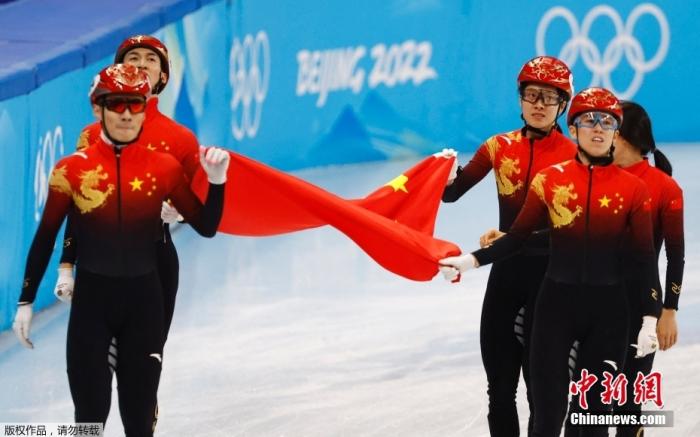 在2月5日晚结束的短道速滑混合团体接力决赛中，由武大靖、任子威、范可新、曲春雨组成的中国队率先冲过终点，为中国体育代表团拿到本届冬奥会首枚金牌。图为中国队庆祝胜利。