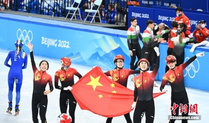 短道速滑混合团体接力决赛中，由武大靖、任子威、范可新、曲春雨组成的中国队率先为中国体育代表团拿到本届冬奥会首枚金牌。 中新社记者 毛建军 摄