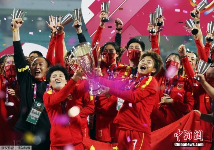 2月6日晚，中国女足3:2逆转韩国女足夺得亚洲杯冠军。比赛中，韩国队先入两球，下半场唐佳丽、张琳艳4分钟内连入两球扳平比分。第93分钟，肖裕仪打进绝杀球。这是中国女足第9次夺得亚洲杯冠军。图为中国女足队员捧杯。