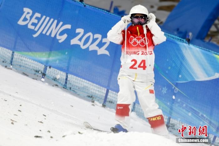 2月6日，中国选手李楠在比赛中。当日，北京2022年冬奥会自由式滑雪女子雪上技巧资格赛第二轮在张家口云顶滑雪公园举行。中国选手李楠无缘决赛。 <a target='_blank' href='/'>中新社</a>记者 富田 摄