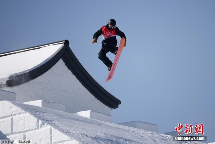 2月6日，北京冬奥会单板滑雪男子坡面障碍技巧资格赛开赛，中国小将苏翊鸣首次亮相冬奥赛场。