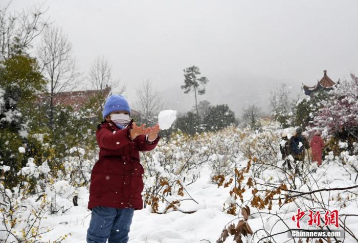 资料图：2月7日，安徽省合肥市迎来降雪天气，小朋友在嬉雪。 韩苏原 摄