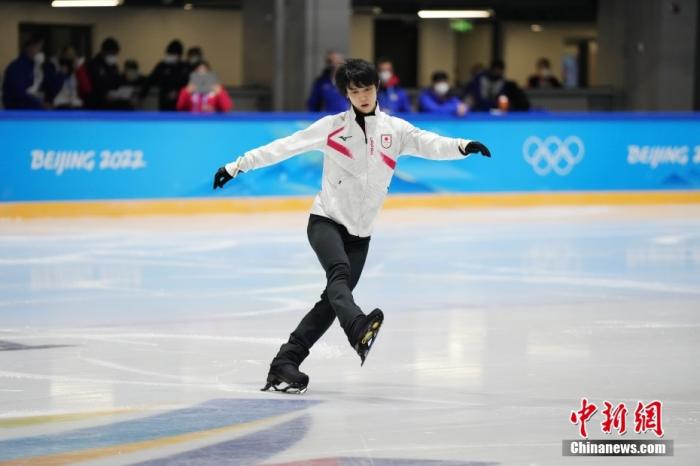 2月7日，北京冬奥会花样滑冰男子单人滑项目训练在首都体育馆花滑训练馆进行，日本选手羽生结弦出现在训练场上。 <a target='_blank' href='/'>中新社</a>记者 毛建军 摄