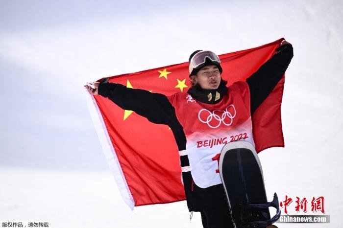 2月7日，北京冬奥会单板滑雪男子坡面障碍技巧决赛，17岁中国小将苏翊鸣获得银牌创造历史，收获了中国体育代表团冬奥会历史上的首枚单板滑雪奖牌。