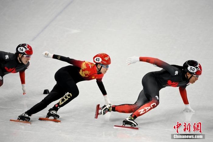2月7日晚，北京冬奥会短道速滑女子500米1/4决赛中，首组出战的范可新在比赛中被带倒摔出赛道，最终遗憾被淘汰出局。图为范可新（中）在比赛中。<a target='_blank' href='/'>中新社</a>记者 毛建军 摄