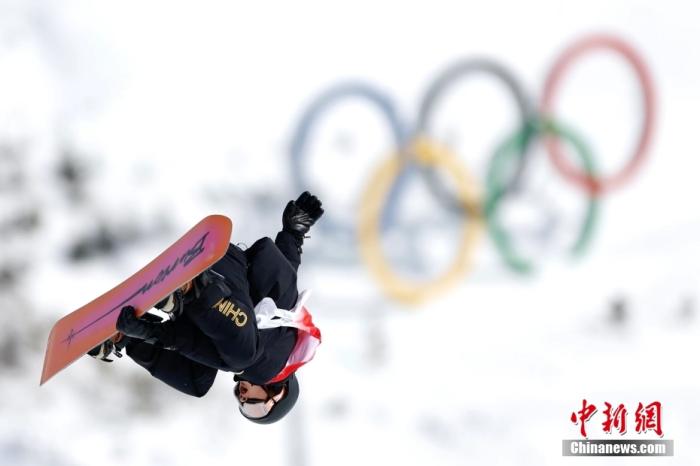 2月7日，北京冬奥会单板滑雪男子坡面障碍技巧决赛，17岁中国小将苏翊鸣获得银牌创造历史，收获了中国体育代表团冬奥会历史上的首枚单板滑雪奖牌。<a target='_blank' href='/'>中新社</a>记者 富田 摄