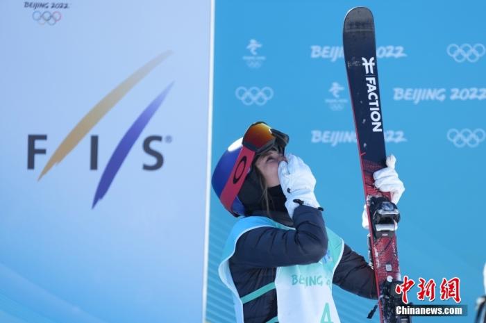 2月8日，在北京首钢滑雪大跳台举行的北京2022年冬奥会自由式滑雪女子大跳台决赛中，中国选手谷爱凌夺得冠军。图为谷爱凌庆祝。 <a target='_blank' href='/'>中新社</a>记者 毛建军 摄