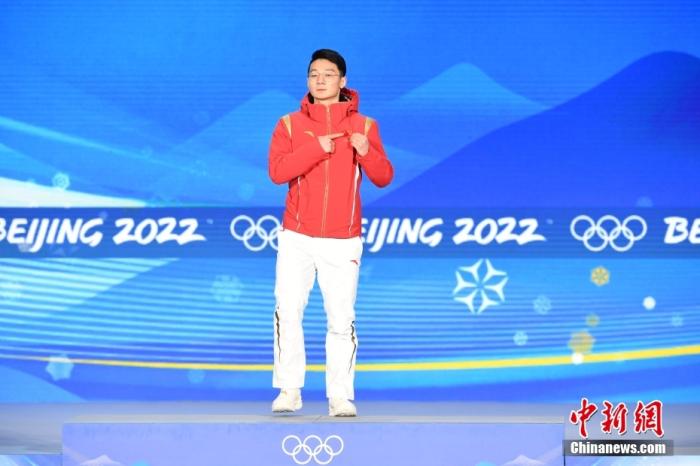 2月8日晚，短道速滑男子1000米颁奖仪式在北京颁奖广场举行。图为冠军中国选手任子威在颁奖仪式上。 <a target='_blank' href='http://www.chinanews.com/'>中新社</a>记者 李骏 摄