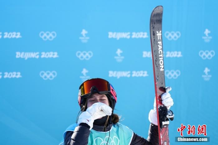 2月8日，北京冬奥会自由式滑雪女子大跳台决赛在首钢滑雪大跳台进行，12名顶尖选手参与角逐。经过3轮较量，中国选手谷爱凌以总成绩188.25分获得冠军。图片来源：视觉中国